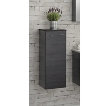 Wandhängender Badezimmer-Mittelschrank in Anthrazit mit Struktur-Oberfläche und silbernem Griff vor einer Steinwand.