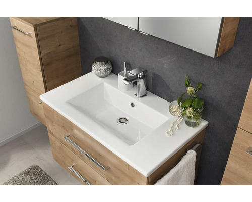 Badmöbel-Set in Eichenoptik mit weißem Keramikwaschbecken und verchromter Mischbatterie.