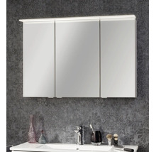 Armoire de toilette à trois portes avec éclairage sur le dessus, montée au-dessus d'un lavabo blanc.