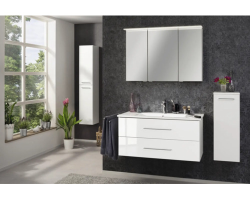 Ensemble meuble salle de bains moderne avec meuble sous vasque, armoire de toilette trois portes et deux colonnes latérales.