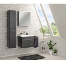 Modernes Badezimmermöbel Set in Anthrazit-Optik mit Waschbecken, Spiegelschrank und Hochschrank vor einer hellen Steinwand.