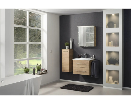 Modernes helles Badezimmer mit Badmöbeln in Holzoptik, weißem Waschtisch, Spiegelschrank, freistehender Badewanne und großem Fenster.