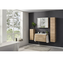 Modernes Badmöbel-Set in Eichenoptik mit Waschbeckenunterschrank, Spiegelschrank und zwei wandhängenden Hochschränken.