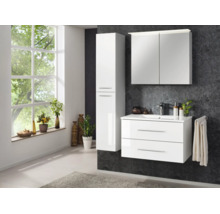 Modernes Badezimmermöbel-Set in Weiß Hochglanz, bestehend aus Waschtischunterschrank mit Waschbecken, Hochschrank und Spiegelschrank.