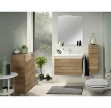 Modernes Badezimmer Set in Holzoptik mit Waschtischunterschrank, Keramikwaschbecken, Wandspiegel mit Beleuchtung und Badschränken.