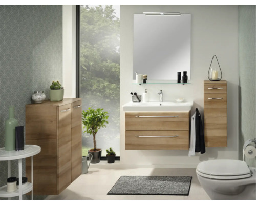 Modernes Badezimmer Set in Holzoptik mit Waschtischunterschrank, Keramikwaschbecken, Wandspiegel mit Beleuchtung und Badschränken.