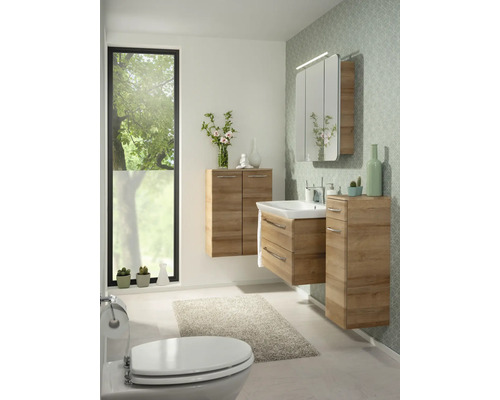Helles, modernes Badezimmer mit hängenden Badmöbeln in Holzoptik, Waschtisch mit weißem Becken, Spiegelschrank und Seitenschränken.