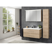 Ensemble de meubles de salle de bains moderne en aspect bois avec meuble sous-lavabo, armoire de toilette et armoire haute.