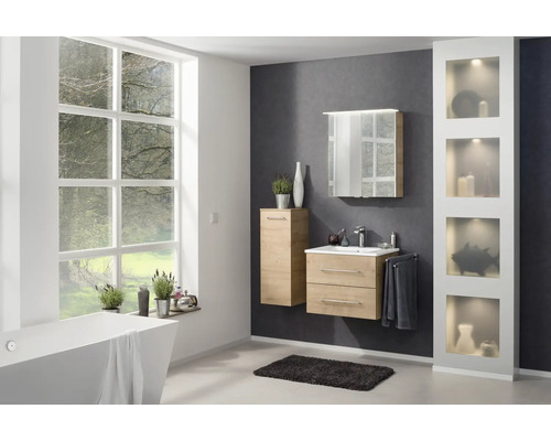 Modernes Badmöbel-Set in Eichenoptik bestehend aus Waschtisch, Spiegelschrank und Hochschrank in einem hellen Badezimmer mit Badewanne und Fenster.