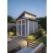 Modernes Gartenhaus aus Holz in Grau mit weißer Umrandung, Doppelflügeltür mit Fensterausschnitten und Oberlichtern in einem beleuchteten Garten.