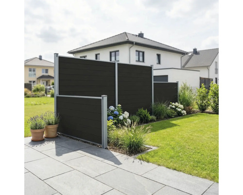 Moderner Sichtschutzzaun aus dunklen WPC-Paneelen mit Aluminiumpfosten in einem gepflegten Garten mit Terrasse und Rasenfläche.