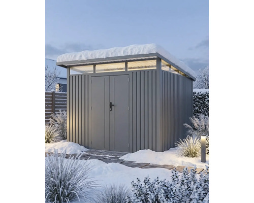 Modernes graues Gerätehaus aus Metall mit Pultdach, Oberlichtern und Doppeltür in einer verschneiten Gartenanlage.