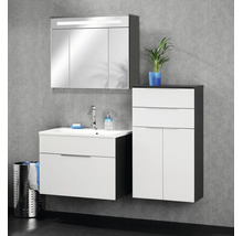 Modernes Badezimmermöbel-Set bestehend aus Waschbeckenunterschrank mit Waschtisch, Spiegelschrank mit Beleuchtung und einem Hochschrank.