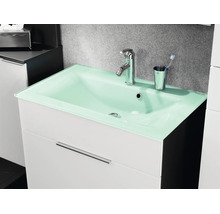 Badezimmer-Unterschrank mit hellgrünem Glaswaschbecken, verchromter Armatur und Zahnbürstenhalter.