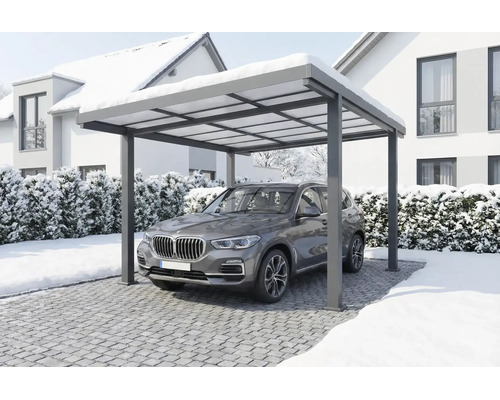 Moderner Carport aus Aluminium mit einem SUV darunter in einer verschneiten Winterlandschaft.