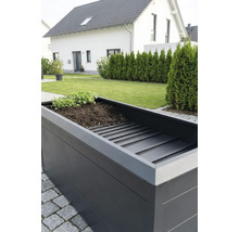 Carré potager en métal anthracite avec fond intermédiaire et herbes aromatiques dans un jardin moderne.