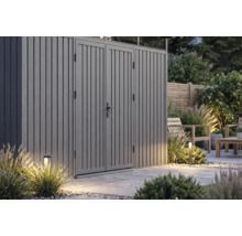 Modernes graues Gerätehaus aus Metall mit Doppeltür auf einer Steinterrasse im Garten mit Außenbeleuchtung.