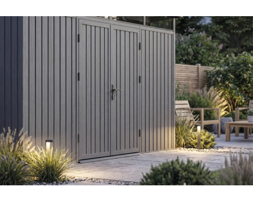 Modernes graues Gerätehaus aus Metall mit Doppeltür auf einer Steinterrasse im Garten mit Außenbeleuchtung.
