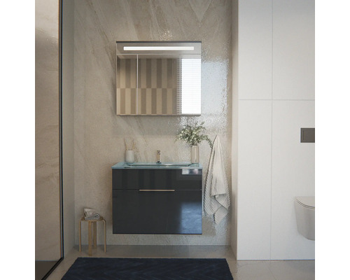 Modernes Badezimmer mit dunkelgrauem Waschbeckenunterschrank, hellblauem Glaswaschtisch und Spiegelschrank mit LED-Beleuchtung vor strukturierter Wand.