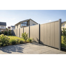 Clôture de jardin moderne occultante en composite bois-plastique avec panneaux verticaux et cadre métallique sombre.
