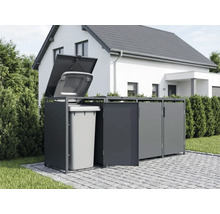 Cache-poubelle en métal anthracite pour quatre poubelles devant une maison, une porte et un couvercle avec une poubelle grise sont ouverts.