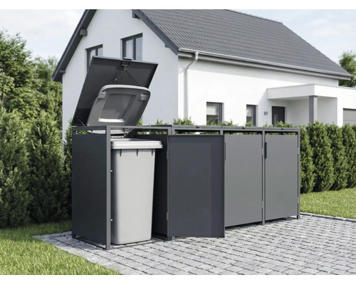 Cache-poubelle en métal anthracite pour quatre poubelles devant une maison, une porte et un couvercle avec une poubelle grise sont ouverts.