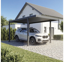 Modernes Carport aus Metall mit Flachdach auf einer gepflasterten Einfahrt vor einem Wohnhaus mit parkendem Auto.