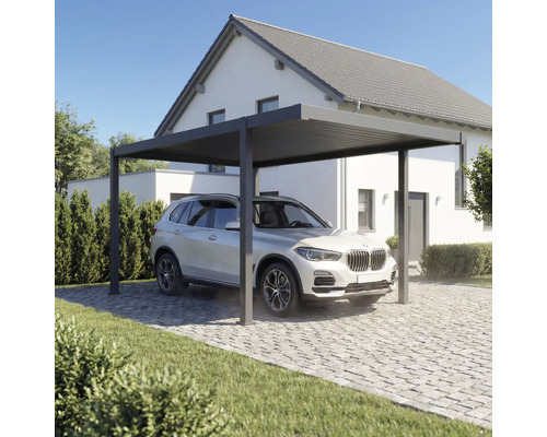 Modernes Carport aus Metall mit Flachdach auf einer gepflasterten Einfahrt vor einem Wohnhaus mit parkendem Auto.