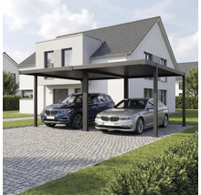 Moderner Doppel-Carport aus Metall mit Flachdach vor einem Wohnhaus, gepflasterte Einfahrt mit zwei Autos.