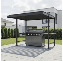 Großer Gasgrill unter einer modernen Pergola aus Metall auf einer hellen, gepflasterten Terrasse im Garten.