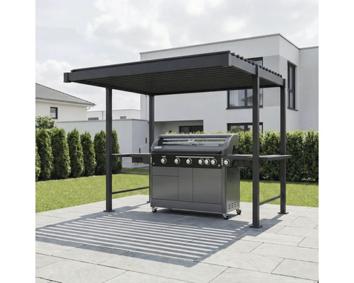 Großer Gasgrill unter einer modernen Pergola aus Metall auf einer hellen, gepflasterten Terrasse im Garten.