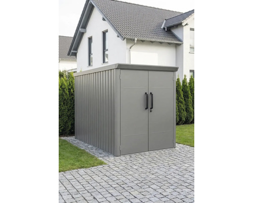 Armoire de jardin moderne en métal avec double porte et toit plat, posée sur un sol pavé.