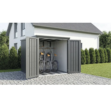 Abri à vélos en métal pour trois vélos avec doubles portes ouvertes sur une surface pavée devant une maison moderne.