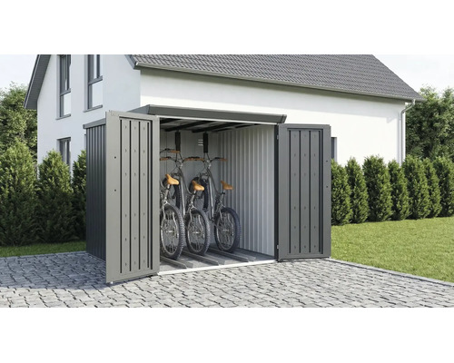 Abri à vélos en métal pour trois vélos avec doubles portes ouvertes sur une surface pavée devant une maison moderne.