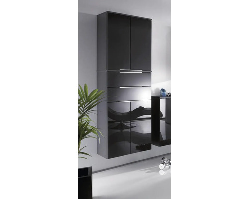 Schwarzer Hochschrank in Hochglanz mit vier Türen, zwei Schubladen und horizontalen Metallgriffen in einem hellen Raum mit Pflanze.