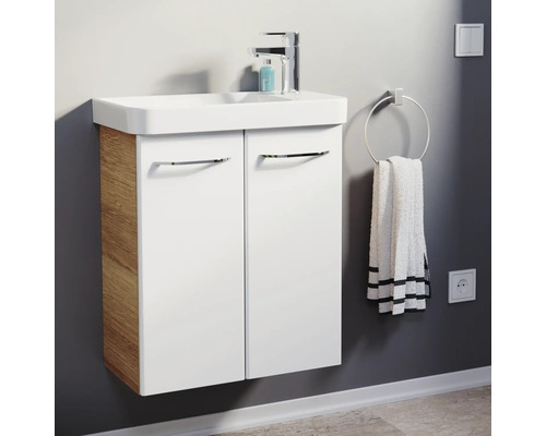Moderner wandhängender Waschbeckenunterschrank mit weißer Front, Seiten in Holzoptik, Waschbecken, Chromarmatur und Handtuchring mit Handtuch.