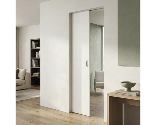 Moderne weiße Schiebetür mit ovaler Griffmuschel in einem hellen, minimalistischen Raum mit Holzfußboden.