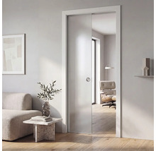 Modernes Interieur mit Glasschiebetür im weißen Rahmen, helles Wohnzimmer mit minimalistischen Möbeln und Holzfußboden.