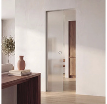 Porte coulissante en verre moderne dans un salon lumineux, design minimaliste en verre dépoli avec poignée ronde, parquet et murs blancs.