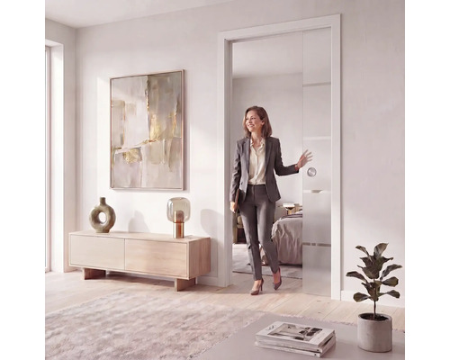 Porte coulissante moderne en verre avec bandes horizontales dans un salon lumineux avec une femme passant la porte.