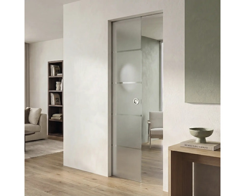 Porte coulissante en verre satiné avec bandes horizontales transparentes et poignée ronde dans un salon lumineux et moderne.