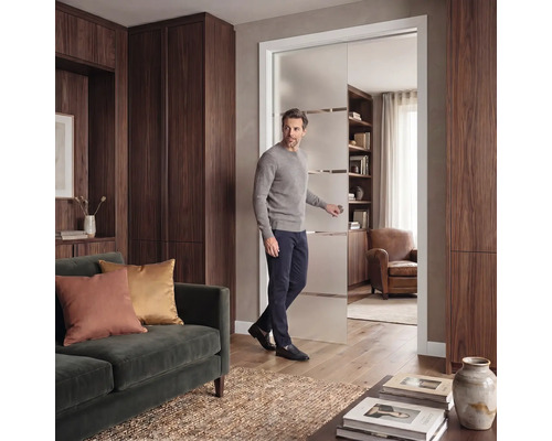 Porte coulissante moderne en verre dépoli avec bandes horizontales dans un salon élégant avec armoires en bois et canapé en velours.