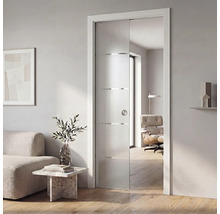 Porte coulissante moderne en verre avec bandes horizontales satinées dans un salon lumineux avec parquet.