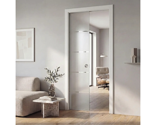 Porte coulissante moderne en verre avec bandes horizontales satinées dans un salon lumineux avec parquet.