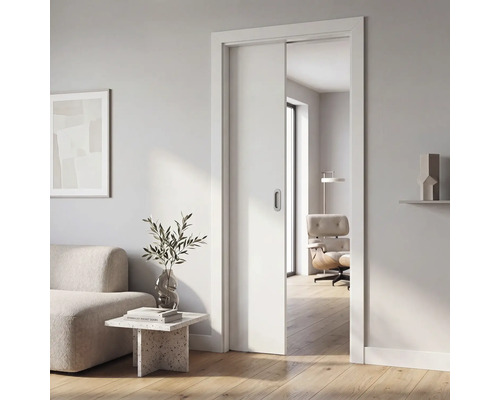 Weiße Schiebetür in einem hellen, modernen Wohnzimmer mit hellem Holzboden und minimalistischer Einrichtung.