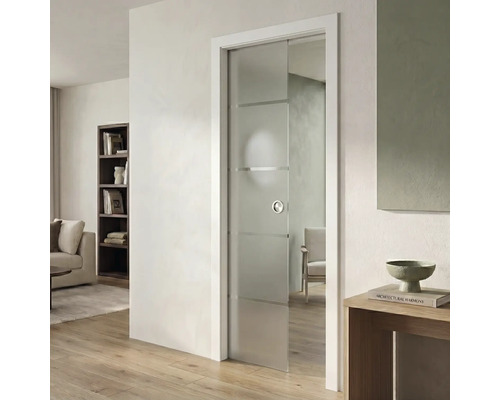 Moderne Schiebetür aus satiniertem Glas mit horizontalen Streifen in einem hellen Wohnzimmer mit Holzboden.
