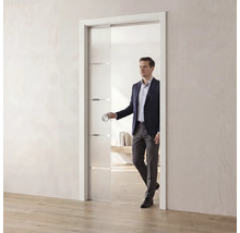 Moderne Glasschiebetür in der Wand laufend, satiniertes Glas mit Querstreifen und rundem Griff in einem hellen, großzügigen Raum.