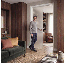 Modernes Wohnzimmer mit einer Schiebetür aus Mattglas, Schränken aus dunklem Holz und einem grünen Samtsofa.