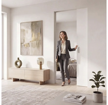 Moderne Einbauschiebetür in einem hellen, minimalistischen Wohnbereich mit Sideboard aus Holz und Dekoration.
