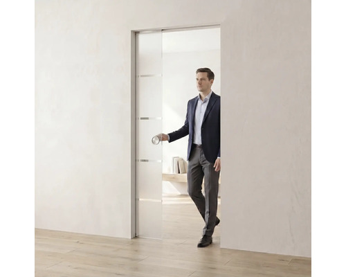 Moderne Glasschiebetür mit matten horizontalen Streifen und rundem Griff in einem hellen Raum mit Holzboden.